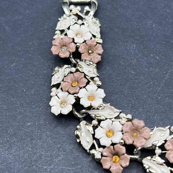 Vintage Coro Pegasus flower bracelet - Picture 2 of 6